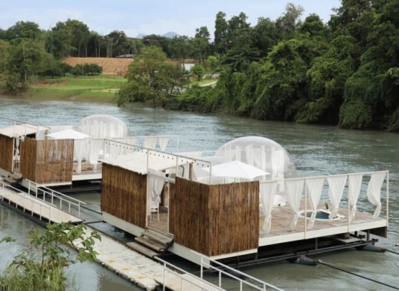 นอนโดมใสริมแม่น้ำที่ The Three Bubble Houses จ.กาญจนบุรี