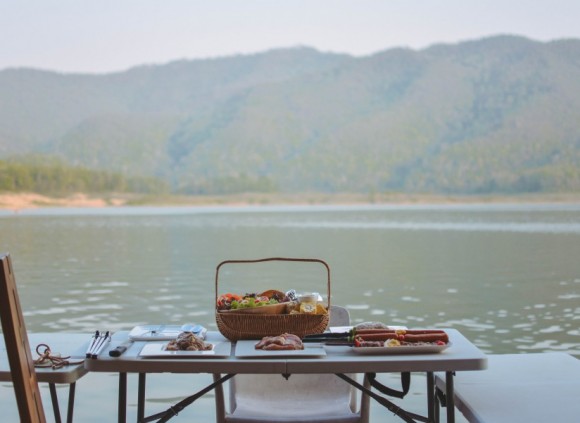 มานอนกลางน้ำ ให้ธรรมชาติฮีลใจที่ “Velaloy Floating Resort”