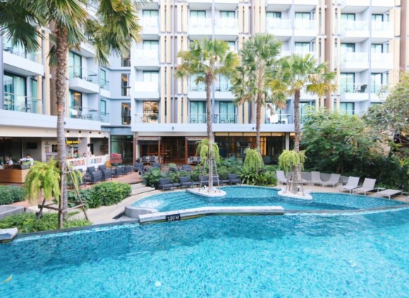 โรงแรมสไตล์ tropical เหมือนอยู่ในโอเอซิส ใจกลางเมืองพัทยา “Amber Hotel Pattaya”
